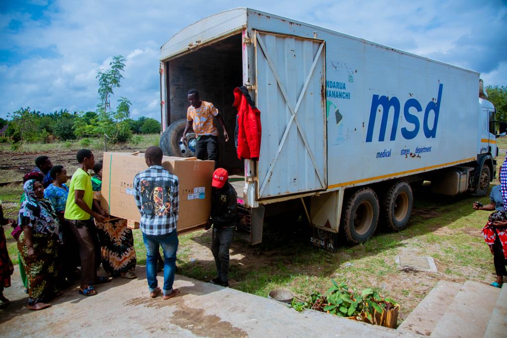 Baadhi ya Wananchi wa Kata ya  Halmashauri ya Mji wa Ifakara Wilaya ya Kilombero Wakishiriki Kupakua Bidhaa za Afya Kutoka Kwenye Lori la MSD, Lililoleta Bidhaa za Afya Wilayani Humo