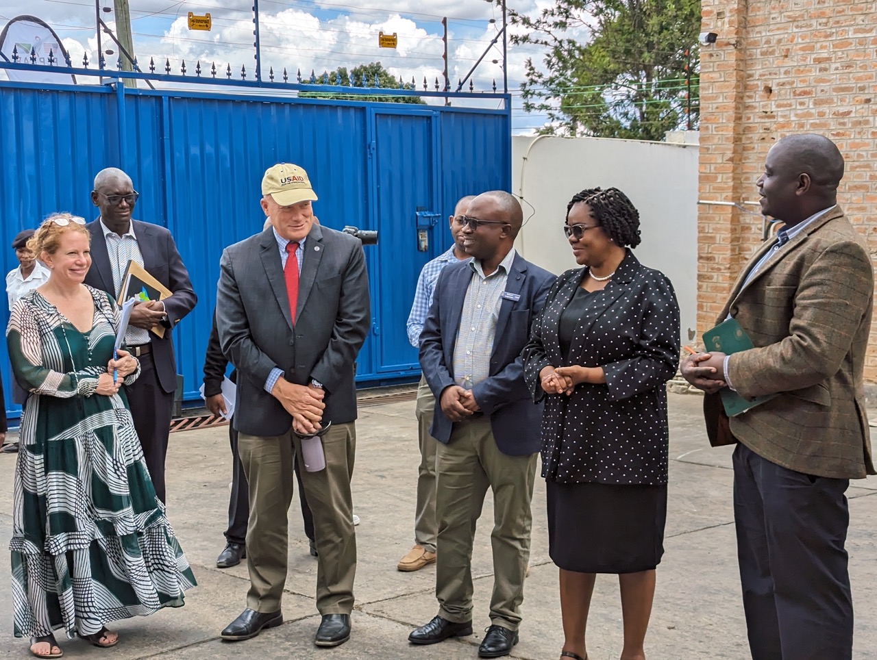 Meneja wa MSD Kanda ya Iringa Robert Lugembe Akitoa Maelezo Juu ya Utendaji wa Bohari ya Dawa Mbele ya Viongozi wa USAID na PEPFAR, Mkoani Iirnga