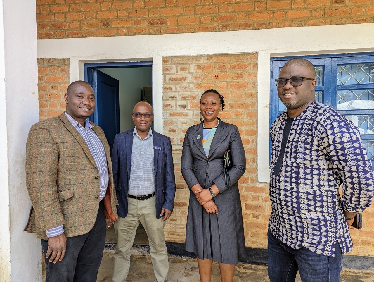 Baadhi ya Viongozi wa MSD, PEPFAR, Wakijadiliana Jambo katika Ofisi za MSD Kanda ya Iringa