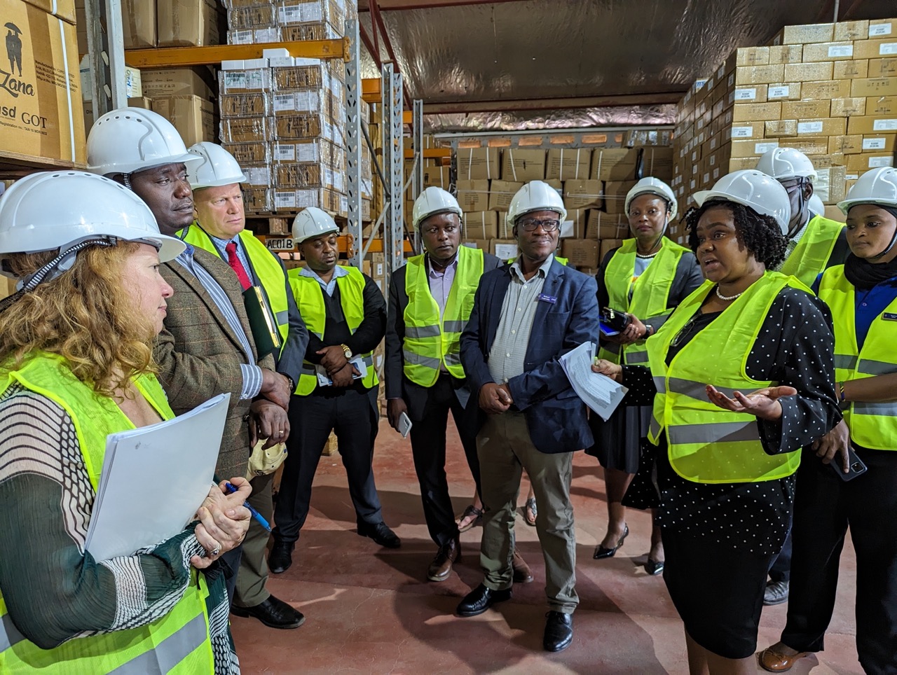 Mwenyekiti wa Bodi ya Wadhamini ya MSD, Rosemary Slaa Akieleza Jambo Mbele ya Viongozi wa USAID na PEPFAR, Wakati Viongozi Hao Walipotembelea Ofisi za MSD Mkoani Iringa