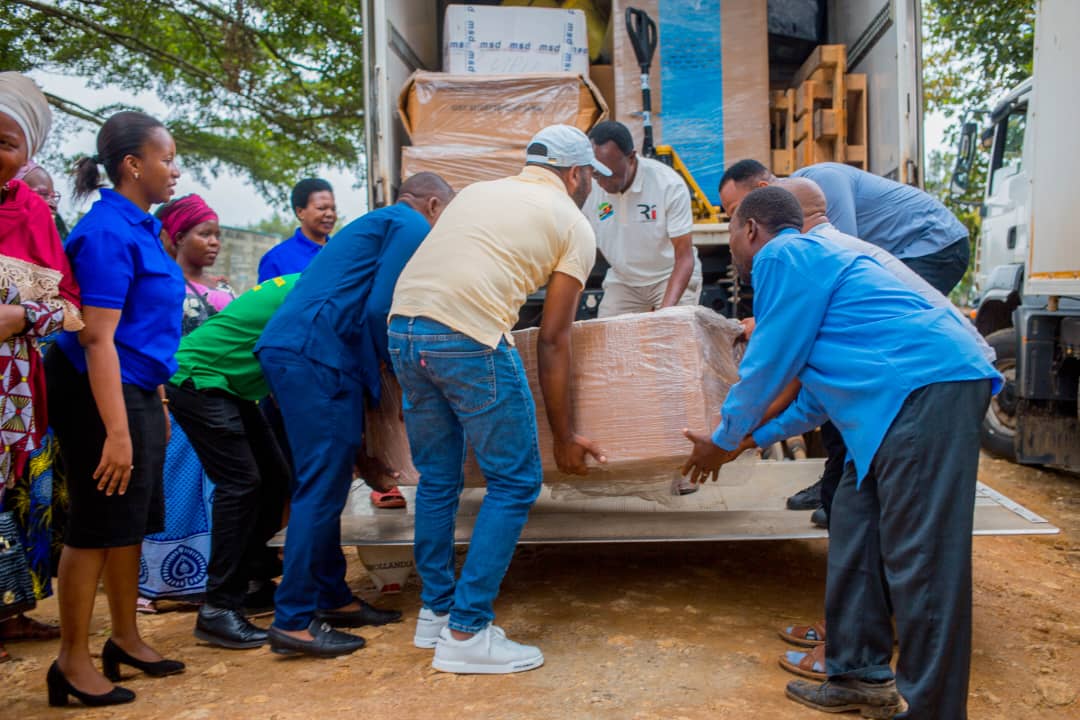 Mbunge wa Ulanga Mhe. Salim Hasham Akisaidiana na Wananchi Kushusha Vifaa Tiba Kutoka Kwenye Gari ya MSD