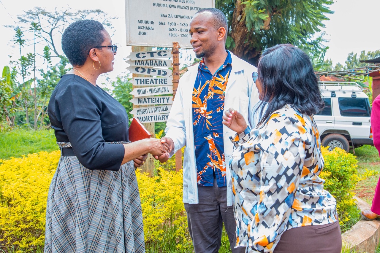 Meneja wa MSD Kanda ya Kilimanjaro, Akiagana na Mganga Mfawidhi wa Kituo cha Afya Uru Kyaseni Dkt.Emmanuel Makundi