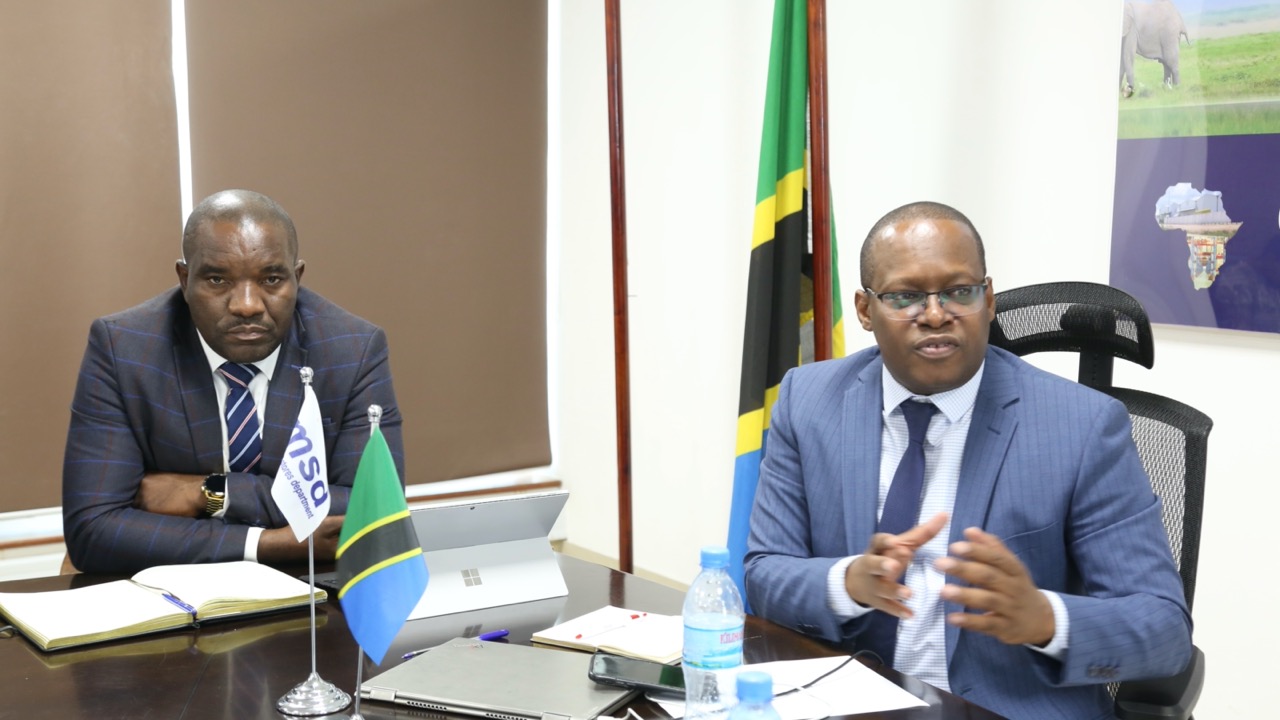 MSD Director General Mavere Tukai Explains the Issue During a Meeting with Experts from Sierra Leone