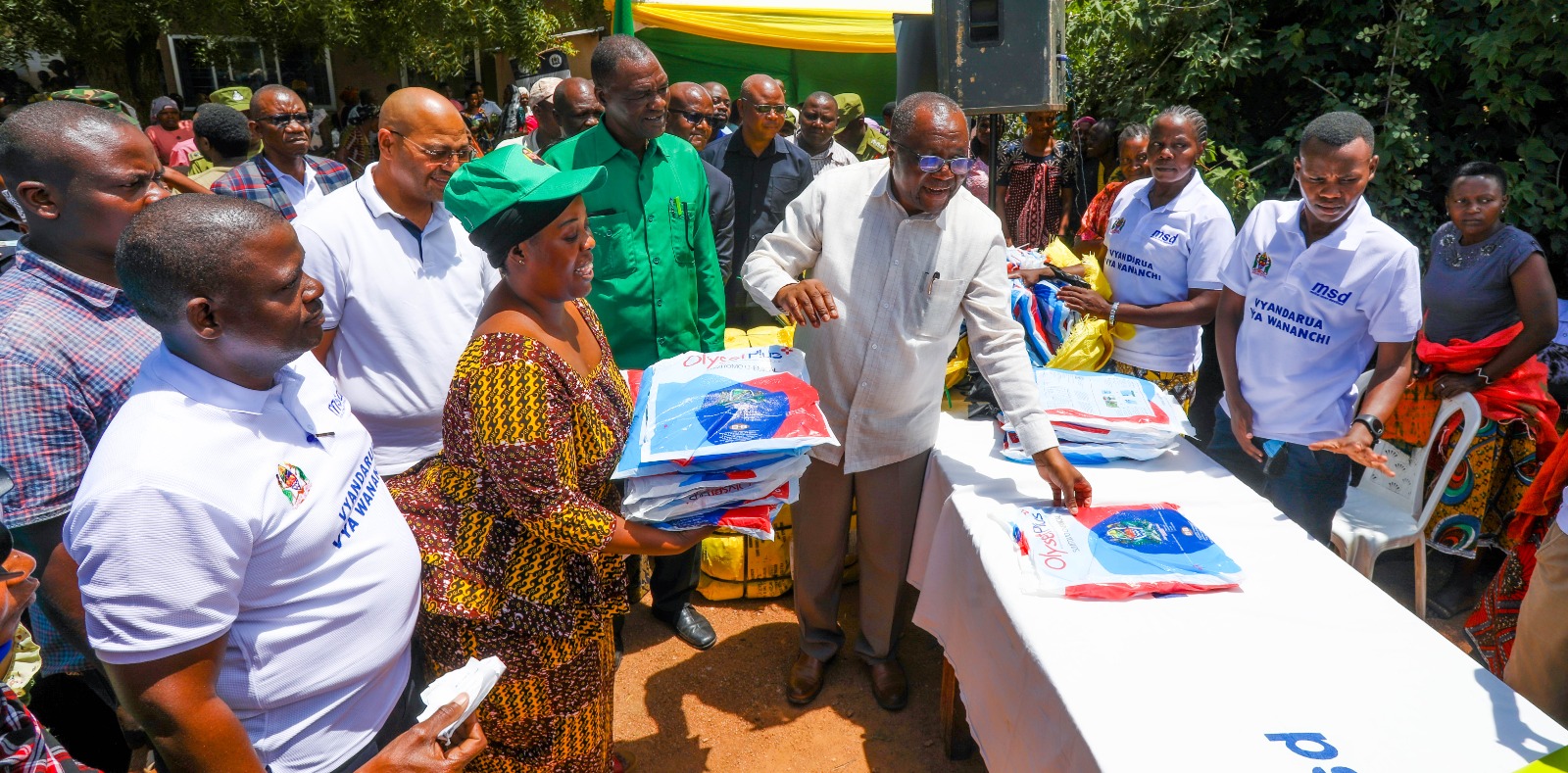 Shinyanga Regional Commissioner Hon. Anamoringi Macha Presenting a Vyanarua to a Citizen as a Symbol of the Launch of the Vyanarua Distribution Exercise in Shinyanga Region.