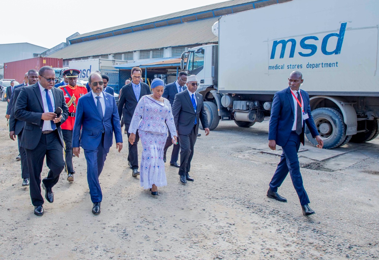 Mkurugenzi Mkuu wa MSD, Mavere Tukai Akiteta Jambo na Rais wa Somalia, Wakati Rais Huyo Alipotembelea Makao Makuu ya Bohari ya Dawa (MSD), Yaliyoko Keko jijini Dar es Salaam