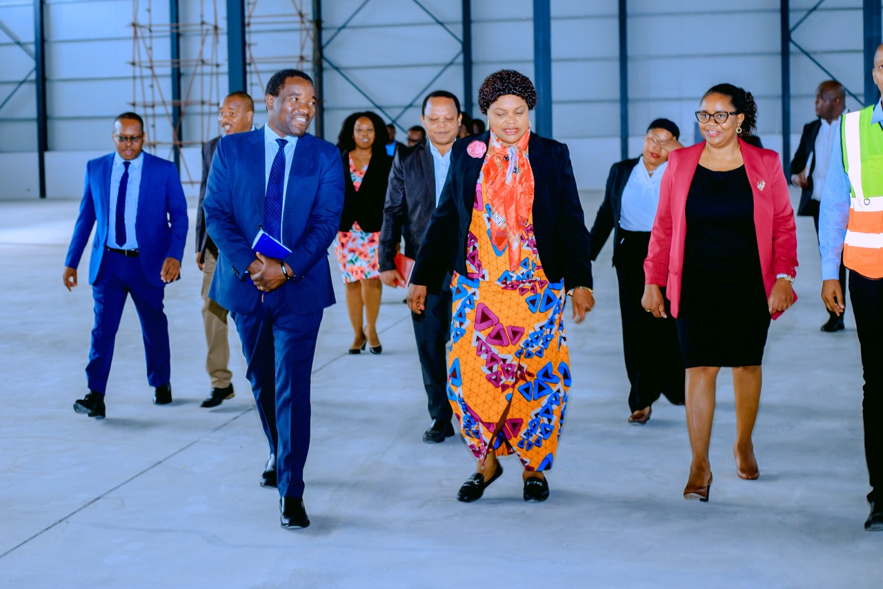 Health Minister Jenister Mhagama Discussing the Issue with Some Leaders During Her Visit to the New Warehouse Construction Project.