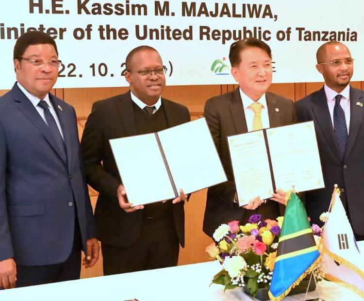 Waziri Mkuu wa Tanzania Mhe. Kassim Majaliwa, Mkurgenzi Mkuu wa MSD Mavere Tukai(wapili kushoto), na Balozi wa Tanzania nchini Korea Kusini Togolani Edriss Mavura (wakwanza kulia) Wakiwa kwenye Picha ya Pamoja na Kiongozi wa Serikali ya Jimbo la Chungcheongbuck   nchini Korea kusini.