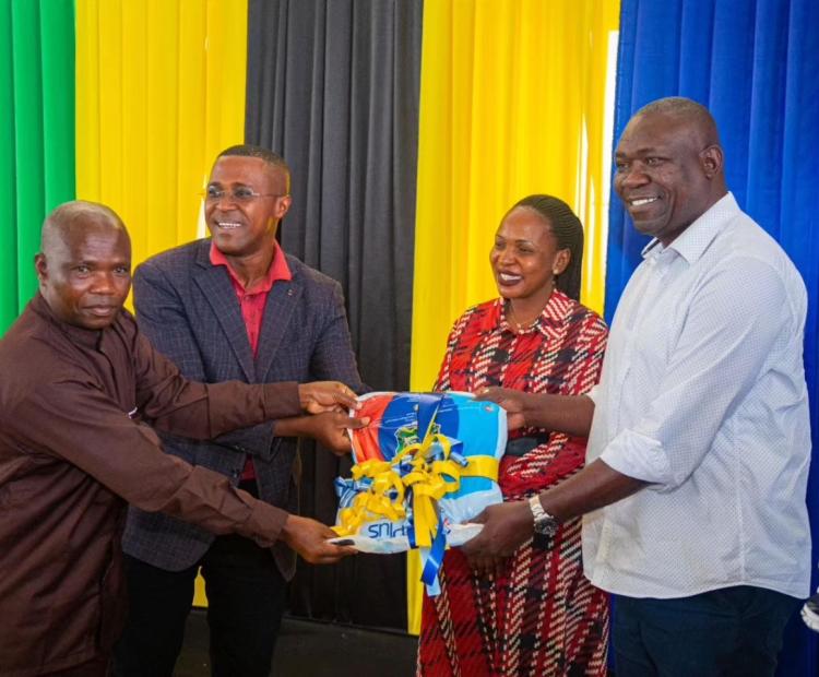 Mkuu wa Mkoa wa Songwe Dk. Francis Michael (kulia), Akizindua Zoezi la Usambazaji wa Vyandarua Mkoani Humo, Kwa Kukabidhi Vyandarua kwa Baadhi ya Watendaji wa Mkoa Huo.