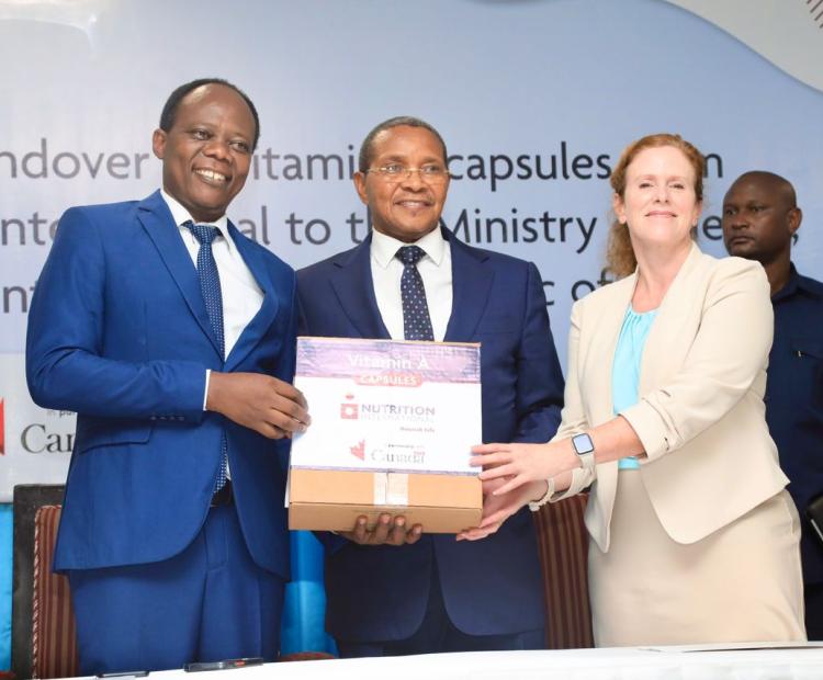 Rais Mstaafu wa Awamu ya Nne Dkt. Jakaya Mrisho Kikwete, Akikabidhi Matone ya Vitamin A kwa Waziri wa Afya, Kwaniaba ya Shirika la Nutrition International (NI) la Nchini Canada.