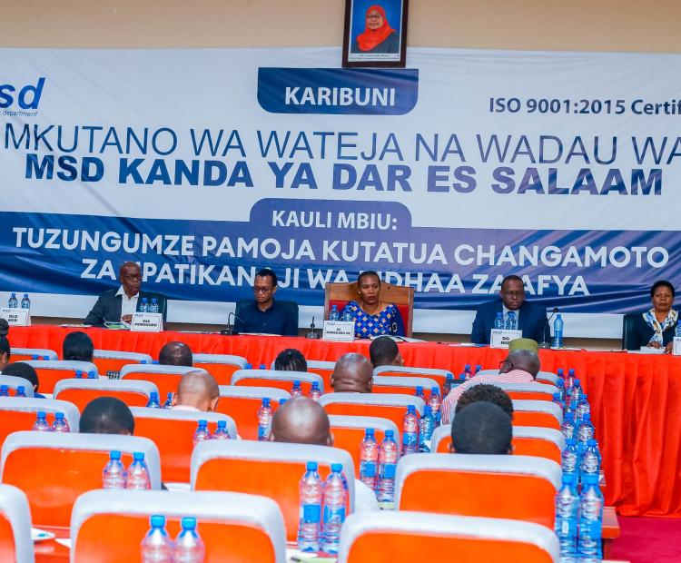 Mkuu wa Wilaya ya Morogoro Akiwa na Wajumbe wa Kikao cha Wadau na Wateja wa MSD Kanda ya Dar es Salaam