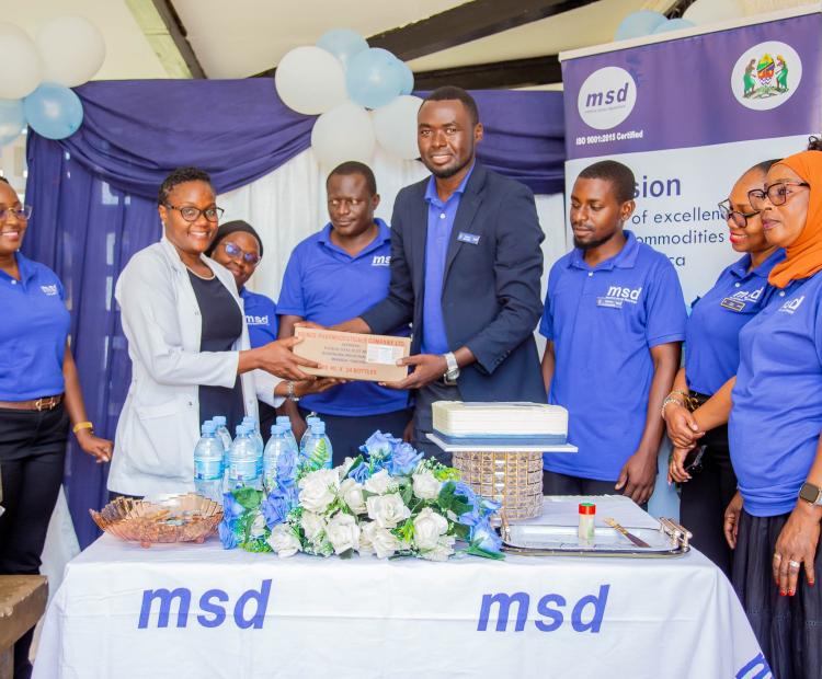Watumishi wa MSD Kanda ya Tanga Wakikabidhi Zawadi Mbalimbali kwa Uongozi wa Kituo cha Afya Pongwe Kilichoko Jijini Tanga