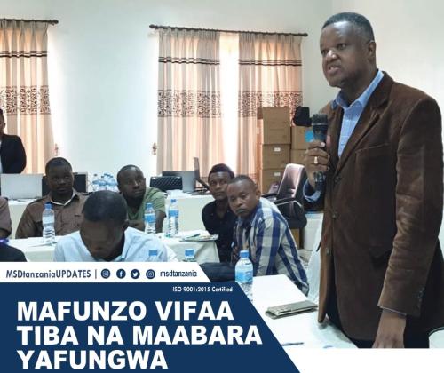 Kaimu Mkurugenzi wa Ugavi na Uendeshaji wa MSD Bw.William Singano, Akiongea na Wataalamu wa Vifaa Tiba na Mabaara nchini, Wakati wa Kufunga Mafunzo, Mkoani Morogoro