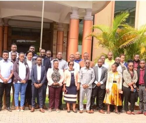 Wafamasia Wanaohudumiwa na Kanda ya Mbeya, Wakiwa Kwenye Picha ya Pamoja na Baadhi ya Watumishi wa MSD Kanda ya Mbeya. 