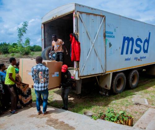 Baadhi ya Wananchi wa Kata ya  Halmashauri ya Mji wa Ifakara Wilaya ya Kilombero Wakishiriki Kupakua Bidhaa za Afya Kutoka Kwenye Lori la MSD, Lililoleta Bidhaa za Afya Wilayani Humo