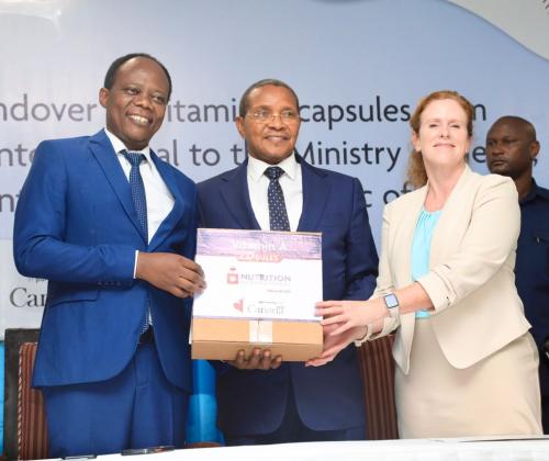 Rais Mstaafu wa Awamu ya Nne Dkt. Jakaya Mrisho Kikwete, Akikabidhi Matone ya Vitamin A kwa Waziri wa Afya, Kwaniaba ya Shirika la Nutrition International (NI) la Nchini Canada.