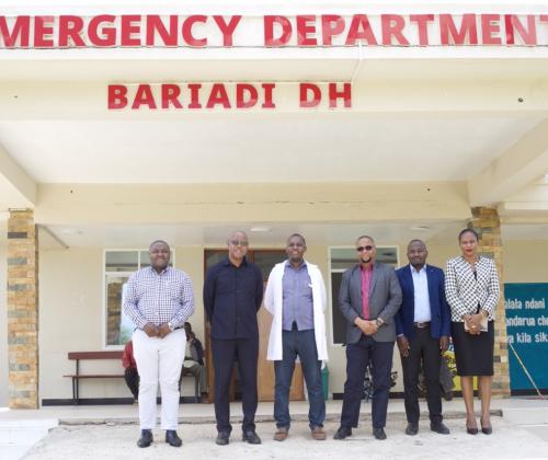 Ujumbe kutoka MSD Ukiongozwa na Mjumbe wa Bodi ya Wadhamini ya MSD Bw. Ally Seleman, Ukiwa kwenye Picha ya Pamoja na Kaimu Mganga Mfawidhi wa Hospitali ya Wilaya ya Bariadi Dkt. Maghembe Kuligwa