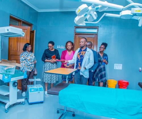 Mjumbe wa Bodi ya Wadhamini MSD Dkt. Ritah Mutagonda, Akipokea Maelezo Kutoka kwa Mganga Mfawidhi wa Kituo cha Afya Uru Kyaseni Dkt.Emmanuel Makundi