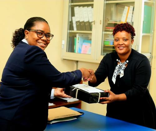 Mwenyekiti wa Bodi ya Wadhamini ya MSD, Bi. Rosemary Silaa, Akimkabidhi Zawadi Kaimu Mganga Mkuu wa Hospitali ya Rufaa ya Mkoa Bukoba, Wakati Alipotembelea Hospitali Hiyo